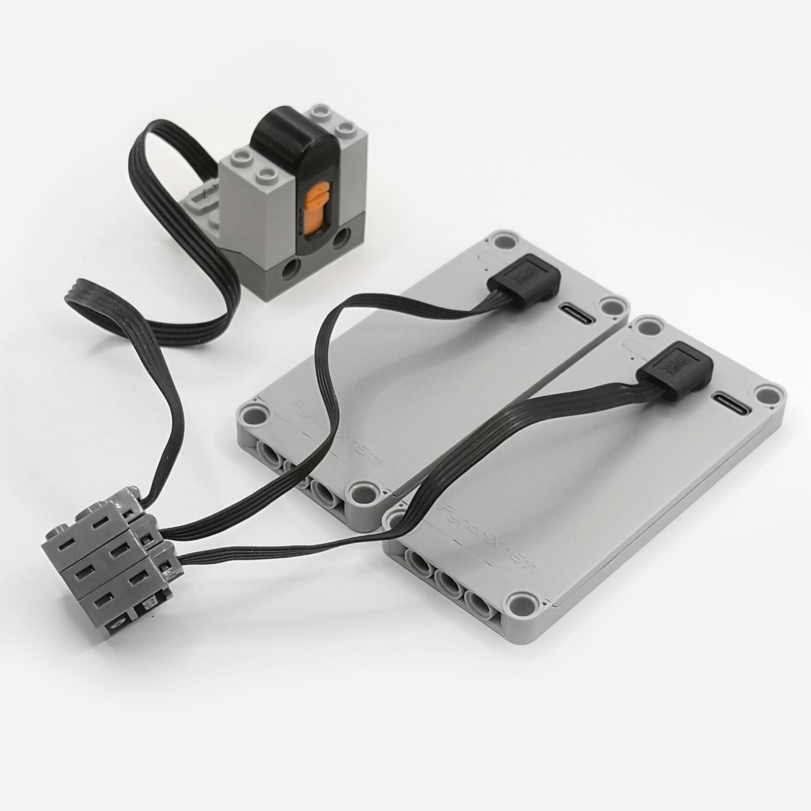 Two FynoriX1511 energy modules with their PF output connectors stacked directly and connected to a compatible PF receiver for additional startup-current support.