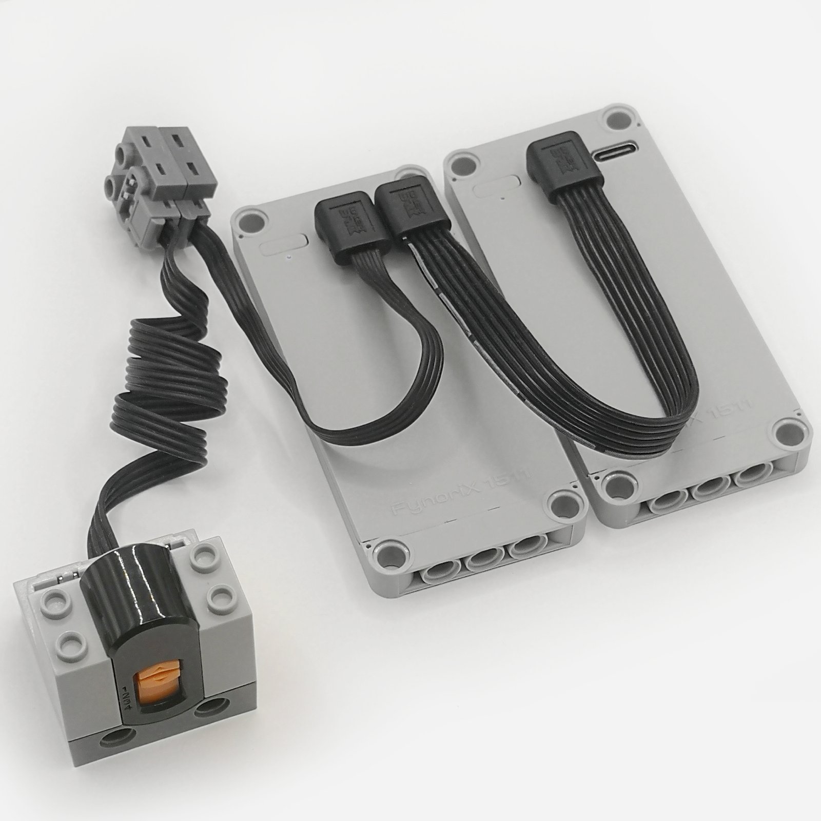 Two FynoriX1511 modules connected using InfiLinX cables with P1 as the main power output